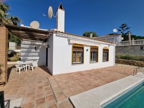A white building with a tiled roof and a swimming pool. - Charming 2 bed 2 Bath House, Private Pool, Close to Lake, Shops & Restaurants (Viñuela)
