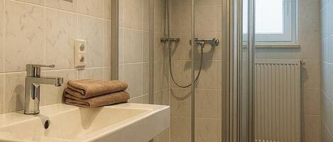 Ducha, secador de pelo, toallas, jabón