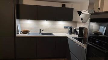 Kühlschrank, Mikrowelle, Ofen, Herdplatte