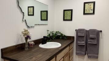 Douche, sĂšche-cheveux, serviettes fournies, savon