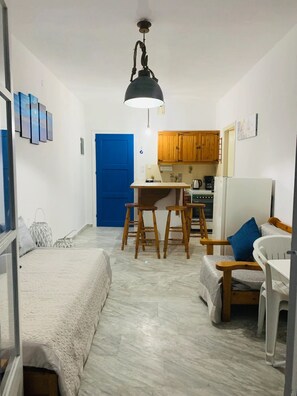 1 habitación, escritorio, tabla de planchar con plancha y cuna de viaje 
