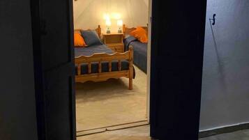 1 Schlafzimmer, Schreibtisch, Bügeleisen/Bügelbrett, Reisekinderbett