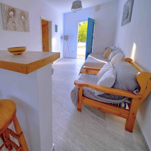 1 chambre, bureau, fer et planche à repasser, lit de bébé portatif