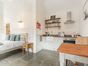 2 bedrooms, free WiFi, bed sheets - The Red Rooster - UK44440 (Arlingham, near Frampton-on-Severn)