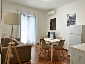 Appartamento Rosso | Living area | 32-inch Smart TV with satellite channels, TV, Netflix