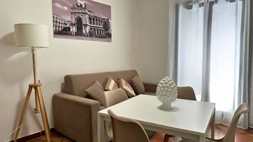 Appartamento Rosso | Wohnbereich | 32-Zoll-Smart-TV mit Satellitenempfang, Fernseher, Netflix