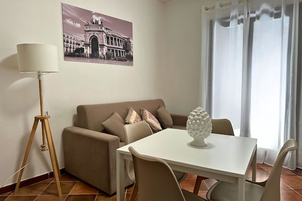 Appartamento Rosso | Area soggiorno | Smart TV 32 pollici con canali satellitari, TV, Netflix