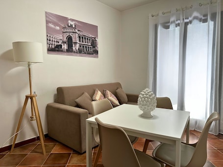 Appartamento Rosso | Living area | 32-inch Smart TV with satellite channels, TV, Netflix