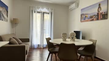 Appartamento Verde | Area soggiorno | Smart TV 32 pollici con canali satellitari, TV, Netflix