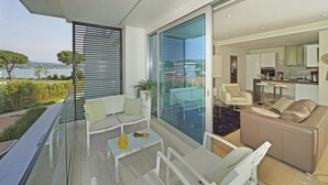 A modern living space with a balcony, a dining area, and a kitchen. - Bristol Exclusive 2 5 by Wonderful Italy (Lonato del Garda)