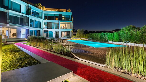 A modern two-story house with a swimming pool, a red carpet, and a well-maintained garden. - Bristol Exclusive 2 5 by Wonderful Italy (Lonato del Garda)