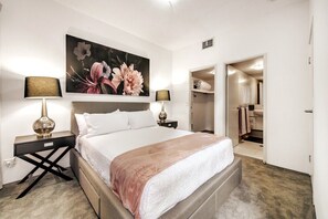 2 habitaciones, escritorio, tabla de planchar con plancha y wifi gratis