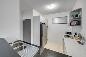 Refrigerador, microondas, horno y parrilla de estufa
