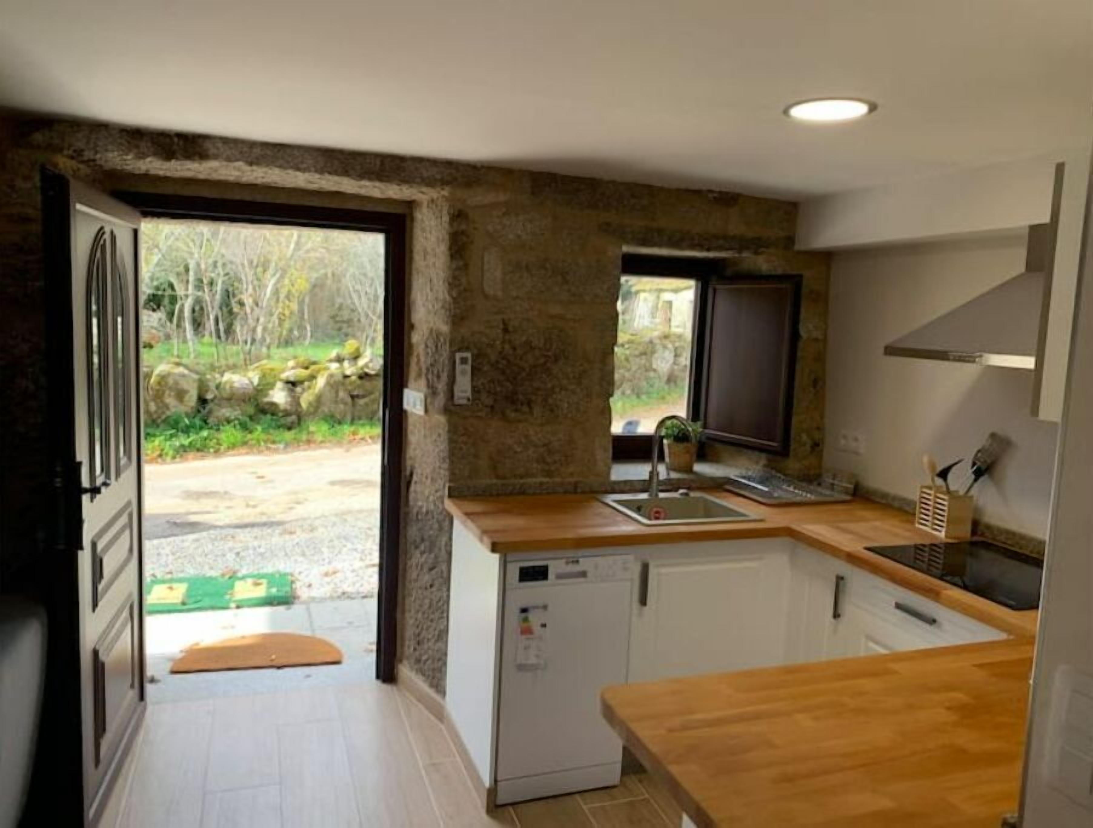 Kylskåp, mikrovågsugn, ugn och spishäll