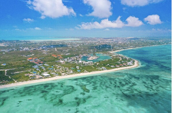 Playa en los alrededores, camastros y toallas de playa 