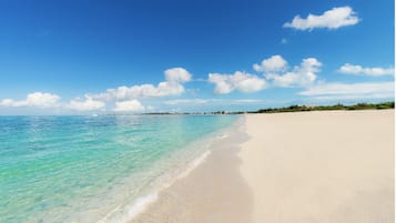 Una spiaggia nelle vicinanze, lettini da mare, teli da spiaggia