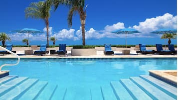 Piscina all'aperto, una piscina riscaldata