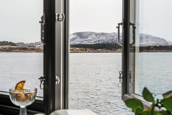 Standard Room, 1 King Bed, Sea View | Desk, laptop workspace, blackout drapes, soundproofing