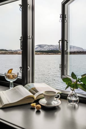 Standard Room, 1 King Bed, Sea View | Desk, laptop workspace, blackout drapes, soundproofing