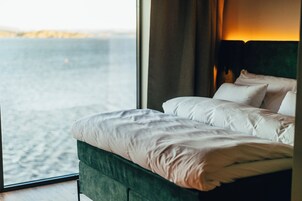 Quarto luxo, 1 cama King, vista para o mar | Escrivaninha, espaço de trabalho para notebook, cortinas blackout