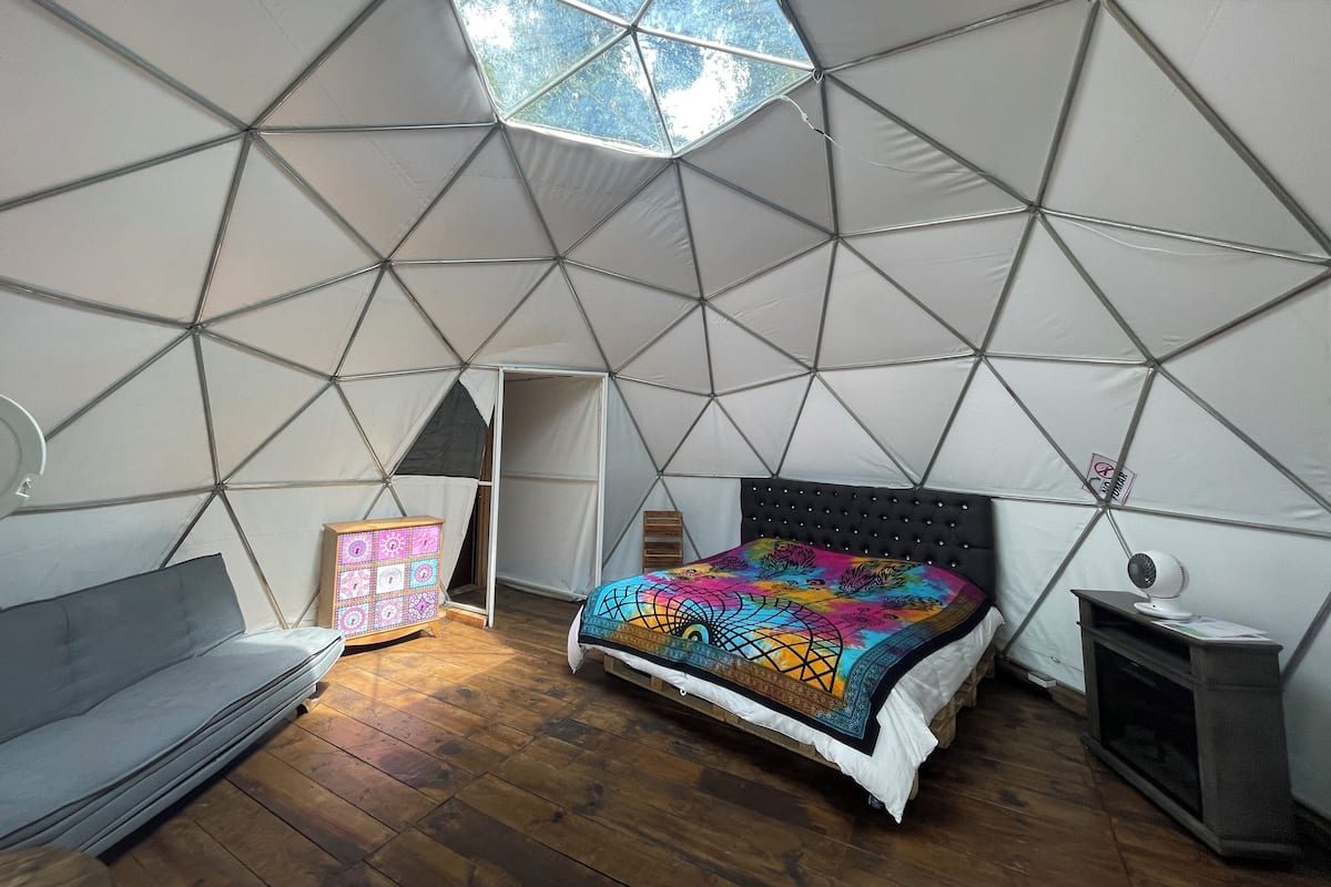 1 bedroom, bed sheets