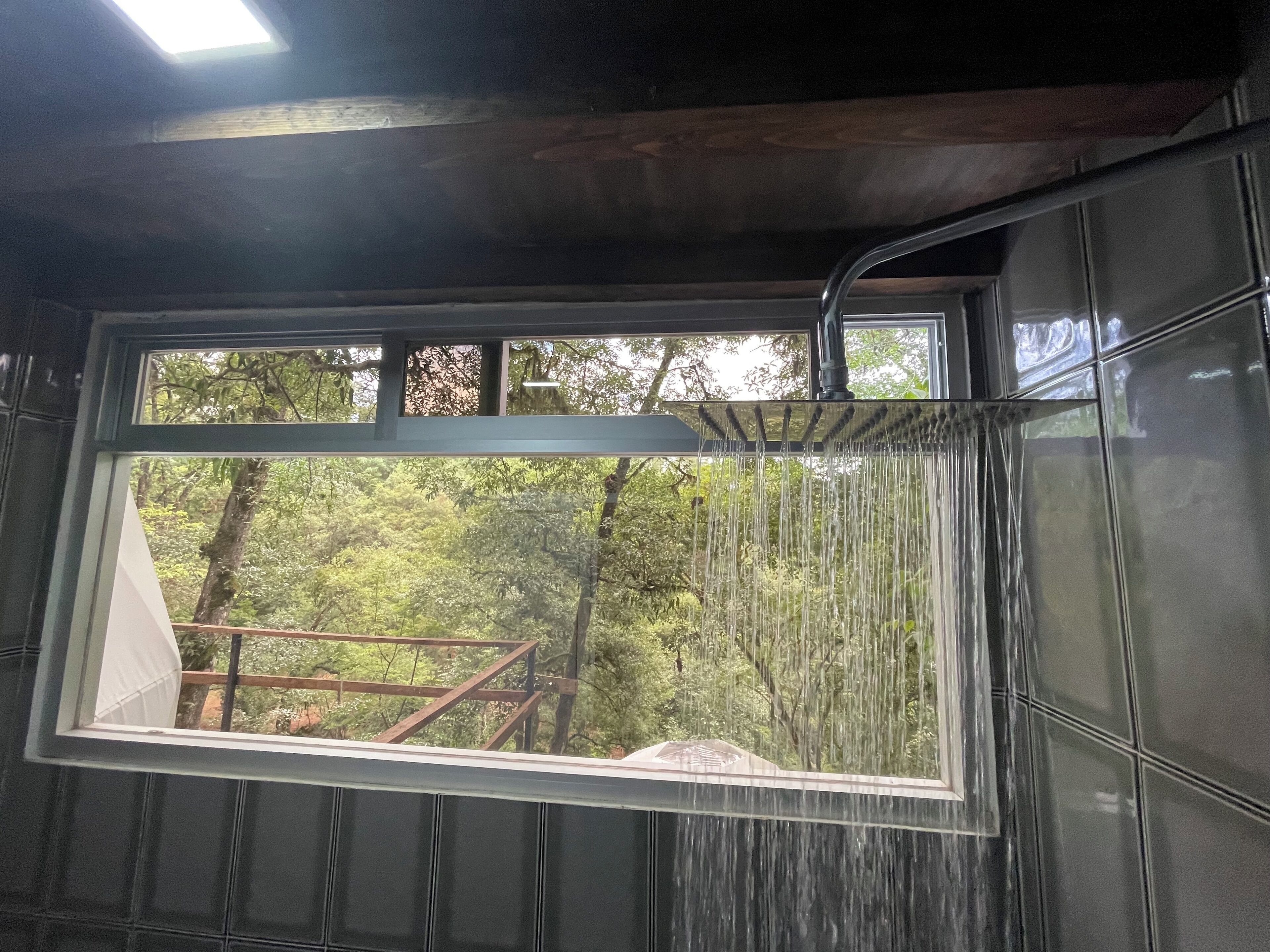 디럭스룸, 발코니, 언덕 전망 | 욕실 | 레인폴 샤워기, 타월, 비누, 샴푸