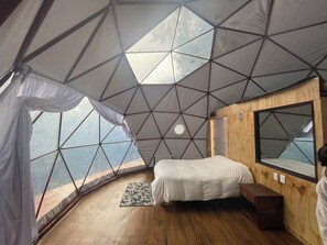 Comfort-huone, parveke, näköala mäelle | Vuodevaatteet