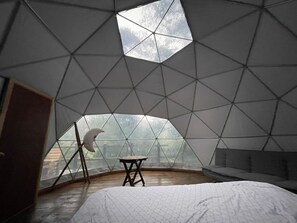 Habitación Deluxe, balcón, vistas a la colina | Ropa de cama