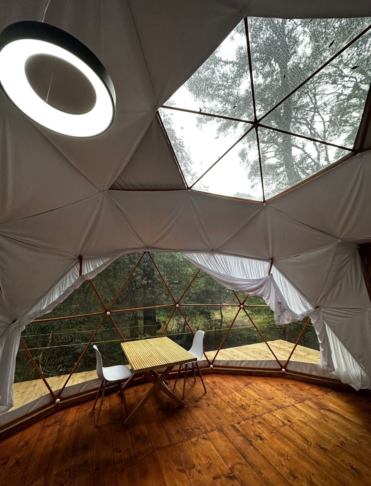 Luksusrom, balkong, utsikt mot høyde | Sengetøy