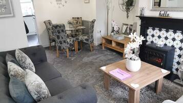 Casa | Área de sala de estar | Televisión y chimenea