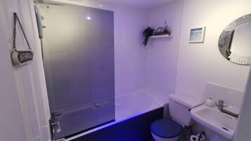 Casa | Baño | Tina con regadera, tina profunda, toallas