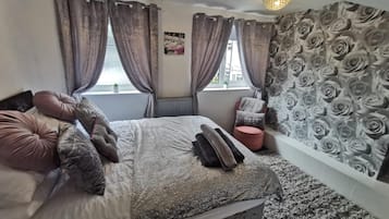 House | 2 bedrooms, iron/ironing board, free WiFi, bed sheets