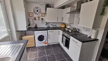 Maison | Cuisine privée | Réfrigérateur, micro-ondes, four, plaque de cuisson