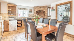Dining - 4 bedroom accommodation in Coningsby, near Lincoln (Coningsby, near Lincoln)