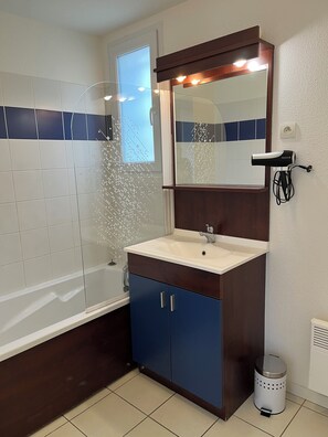 Douche, sèche-cheveux, papier toilette