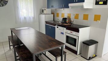 Réfrigérateur, micro-ondes, four, plaque de cuisson