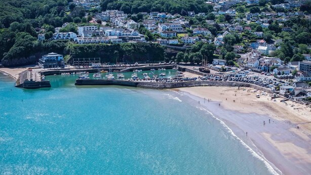 An aerial view of a coastal town with a marina, sandy beach, and residential buildings. - Swn Y Mor - 1 Bedroom Studio - Saundersfoot (Saundersfoot)