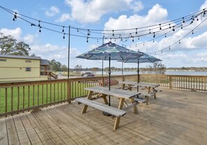 Outdoor dining - Eclectic Mix Of Marilyn, Artwork, and Southern Charm on Lake Conroe (Willis)
