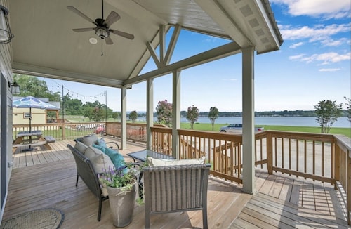 Eclectic Mix Of Marilyn, Artwork, and Southern Charm