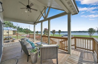 Eclectic Mix Of Marilyn, Artwork, and Southern Charm on Lake Conroe