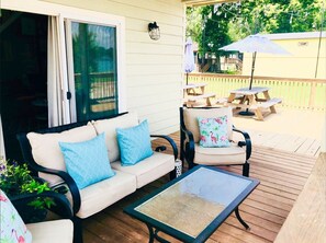 Outdoor dining - Eclectic Mix Of Marilyn, Artwork, and Southern Charm on Lake Conroe (Willis)