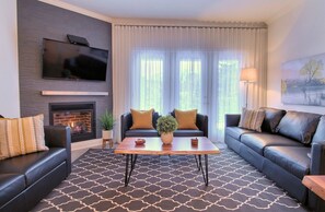 Smart TV, fireplace, DVD player - Luxurious 3 bedroom condo. 2 minutes from beautiful Mont Bromont.  CITQ#248275 (Bromont)