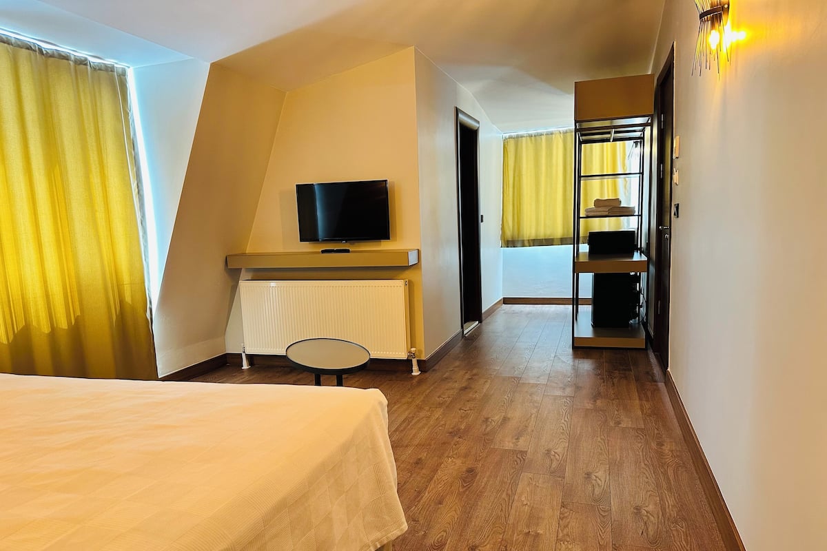 Suite estudio Deluxe | Sábanas de algodón egipcio, ropa de cama de alta calidad, minibar