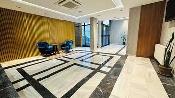 Télévision LED de 82 cm avec chaînes par satellite, télévision