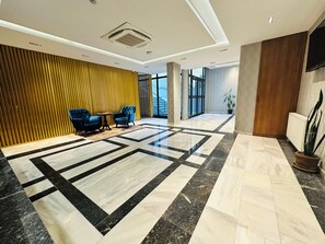 Televisi LED 82-cm dengan saluran TV satelit dan TV