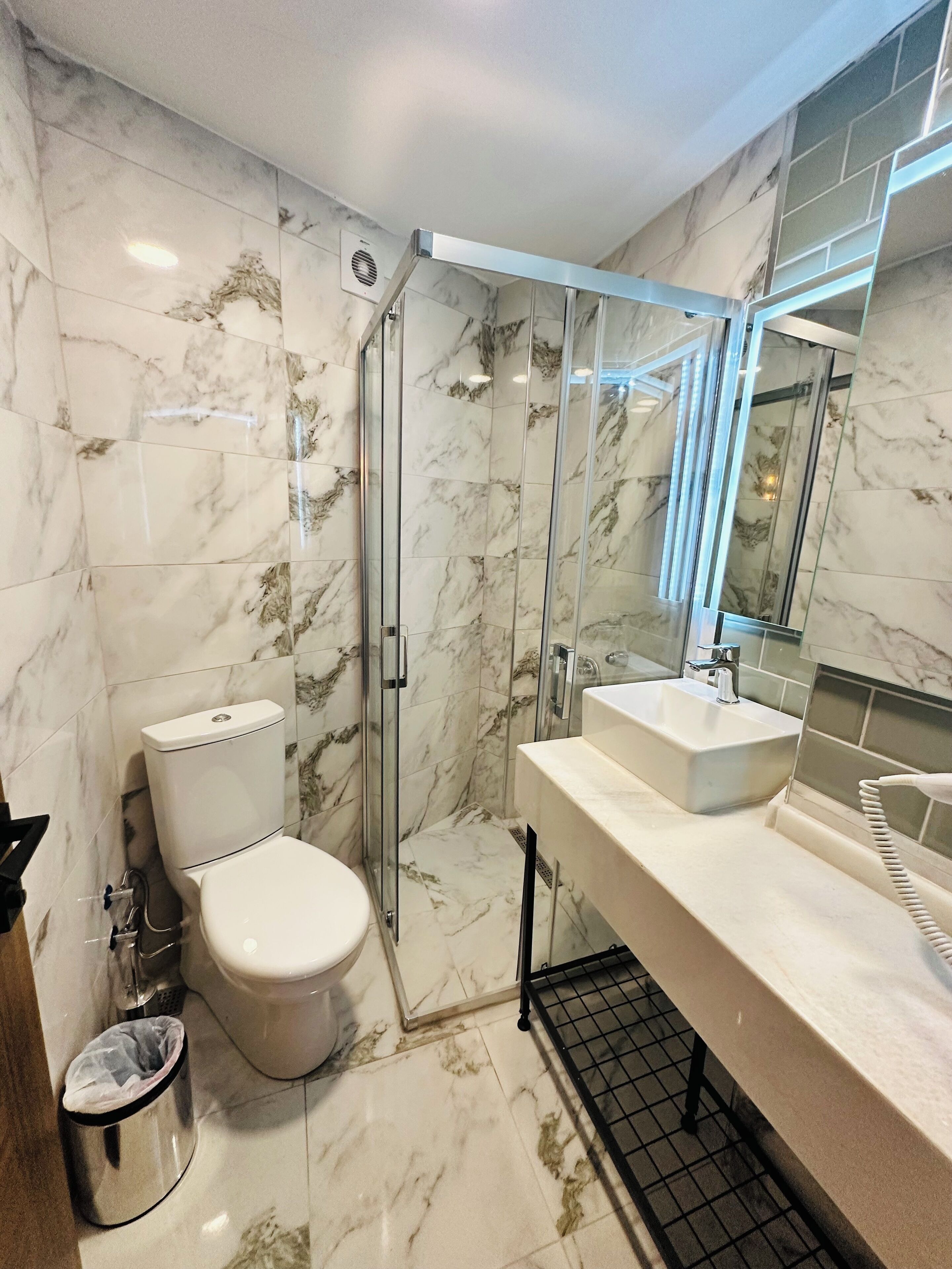 Standard-Doppelzimmer | Badezimmer | Dusche, Haartrockner, Hausschuhe, Handtücher