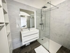 Dusche, Haartrockner, Handtücher, Seife
