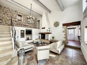 Smart-TV, Kamin, Tischtennisplatte