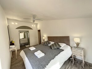 4 bedrooms, in-room safe, desk, iron/ironing board
