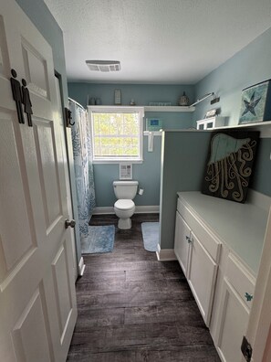 Hair dryer, towels, soap, shampoo - Waterfront Getaway (Bay St. Louis)